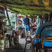 Wieś Kolkja na Cebulowym Szlaku. Bar „Alionuszka” nazwany tak od imienia właścicielki Aliony. Serwowane są tu tradycyjne potrawy starowierców i herbata z samowara. 