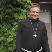 bp Damian Muskus OFM Krakowski biskup pomocniczy, bernardyn, członek Komisji KEP ds. Instytutów Życia Konsekrowanego i Stowarzyszeń Życia Apostolskiego. koordynator generalny Komitetu Organizacyjnego ŚDM 2016. Autor (wraz z Magdaleną Dobrzyniak) książki „Nie mój Kościół. Rozmowy o nadziei, oczyszczeniu i fundamentach wiary”.