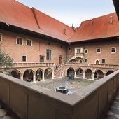  Dziedziniec Collegium Maius pochodzi z początku XVI wieku.