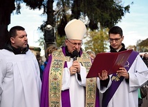 Procesja żałobna na nekropolii w Koszalinie.