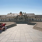 Niemiecki obóz koncentracyjny w Dachau dziś pełni rolę muzeum. Co roku zwiedza je około miliona osób z ponad 120 krajów.