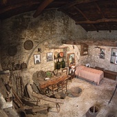 W Piano Romana, malutkiej miejscowości oddalonej o kilka kilometrów od Pietrelciny rodzina Forgione miała gospodarstwo rolne i niewielką izbę. To tutaj ojciec Pio po raz pierwszy otrzymał stygmaty.