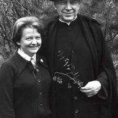 Maria Okońska, założycielka „Ósemek”, z ich ojcem duchowym kard. Wyszyńskim.