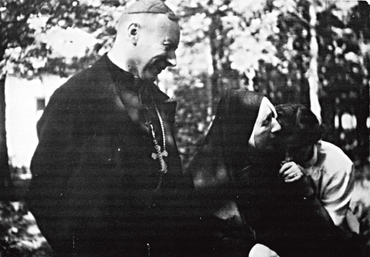 Matka Elżbieta Czacka i ks. Stefan Wyszyński poznali się i zaprzyjaźnili dzięki ks. Władysławowi Korniłowiczowi, który był duchowym przewodnikiem i przyjacielem ich obojga.