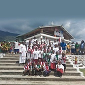 Pielgrzymi w sanktuarium Bożego Miłosierdzia w Ruqust, położonym w trudno dostępnych górach Papui-Nowej Gwinei.