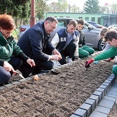 Z wolontariuszami cebulki sadzili Iwona Stępniewska i ks. Karol Piłat.