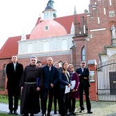 Uczestników spotkania cieszy efekt prac konserwatorskich.