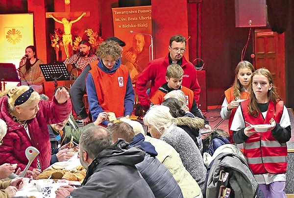 Wolontariusze i ich goście w auli św. Jana Pawła II.