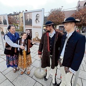 Rodzina Jana Habernego z dumą wskazuje na swojego przodka – legionistę Karola Kojsa, którego wizerunek (wraz z innymi żołnierzami) można oglądać na czarnodunajeckiej wystawie plenerowej.