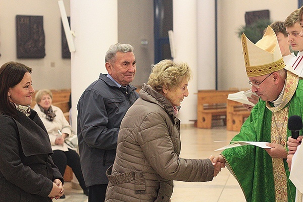 Biskup wręczył dyplomy uznania osobom troszczącym się o liturgię w języku niemieckim w swoich parafiach.