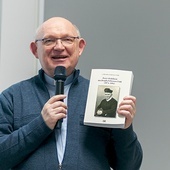 O. Mirosław Grakowicz podczas prezentacji książki.