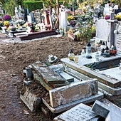 Patrioci, których zamordowano w więzieniu przy Kleczkowskiej, leżą w różnych miejscach nekropolii, także między współczesnymi grobami.