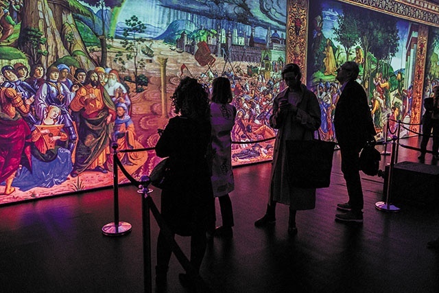 Otaczające zwiedzających barwy i freski są wyświetlane przez 39 precyzyjnych projektorów. Wyświetlają obraz z prędkością 240 klatek na sekundę.