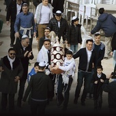 Izrael, uroczystość bar micwa, w czasie której 13-letni chłopiec przyjmuje obowiązki religijne dorosłego mężczyzny.