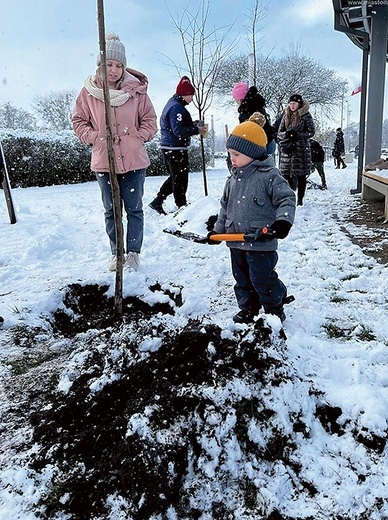 	Mimo śnieżnej aury nawet najmłodsi chętnie uczestniczyli w sadzeniu.