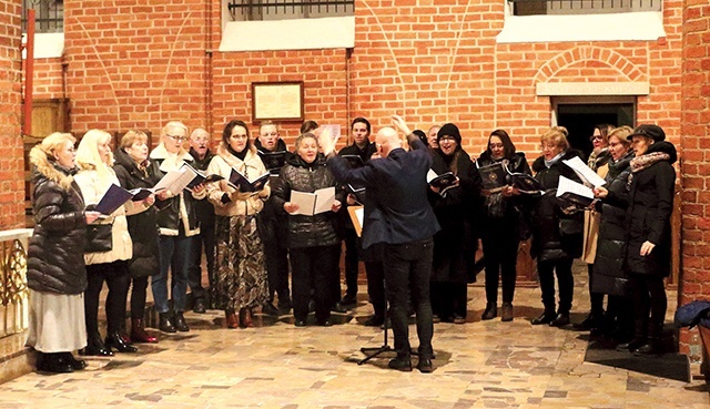 	Na uroczystości przygotowane zostały czterogłosowe śpiewy liturgiczne, które potem wykonano podczas liturgii w katedrze, m.in. „Msza tęsknoty” autorstwa Pawła Bębenka.