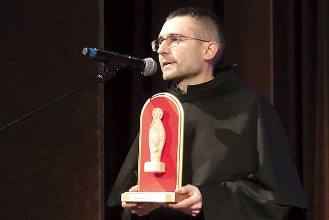 	Ubiegłoroczny laureat o. Arkadiusz Bąk OFM Conv ze statuetką.