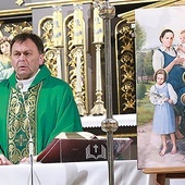 Mszy św. przewodniczy ks. Krzysztof Czech. Obok obraz rodziny Ulmów i ich relikwie na ołtarzu.