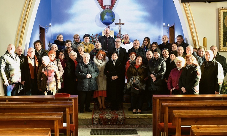 Pamiątkowe jubileuszowe zdjęcie wolontariuszy i sympatyków Caritas.