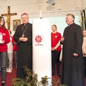 Symboliczny płomień zapalił abp Józef Kupny w auli PWT.  