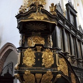 Kazalnica przepełniona jest złotymi reliefami, nawiązującymi głównie do życia i działalności św. Bernarda z Clairvaux.