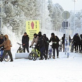 Migranci z Bliskiego Wschodu na przejściu granicznym między Rosją i Finlandią w lapońskim Salla.