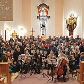 Uczestnicy zajęć w kościele Matki Bożej Różańcowej.