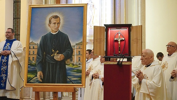 Przy ołtarzu wystawiono portret oraz krzyż oblacki błogosławionego.