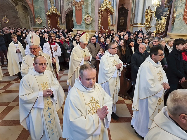 Eucharystia w lubelskiej katedrze z udziałem przedstawicieli wszystkich gałęzi oazy.