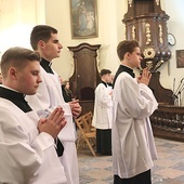 	Zazwyczaj posługi kleryków miały miejsce w seminaryjnej kaplicy. W tym roku uroczystość odbyła się w kościele pw. św. Jana Chrzciciela.
