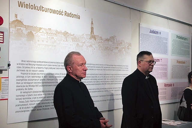 	Obecni na wernisażu ks. Mirosław Nowak i ks. Wojciech Rudkowski (z prawej).