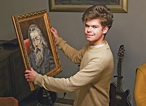 Adam chce być jak Jan Matejko. W ręce trzyma stworzony  przez siebie portret tego malarza