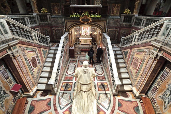 Franciszek przyszedł do Greccio z Rzymu, gdzie w Santa Maria Maggiore adorował relikwie Żłóbka.