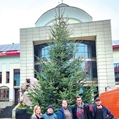 	„Choinkowa”  ekipa przy bożonarodzeniowym drzewku A.D. 2023.