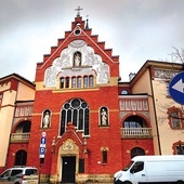 	Kościół NSPJ przy ul. Garncarskiej został wybudowany z inicjatywy założyciela zakonu, który był wielkim czcicielem Serca Bożego.