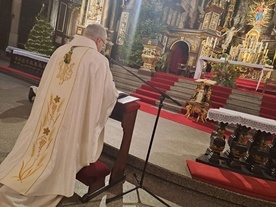 Bp Marek Mendyk przed Najświętszym Sakramentem dziękował za kończący się rok.