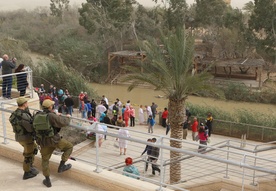 Jordania. Pomimo wojny rekordowa liczba odwiedzających miejsce chrztu Jezusa nad Jordanem