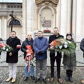 	Delegacje pod tablicą ofiar stanu wojennego w Białej. 