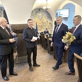 	Wręczenie nagrody podczas specjalnej sesji Rady Miasta Pasłęka.