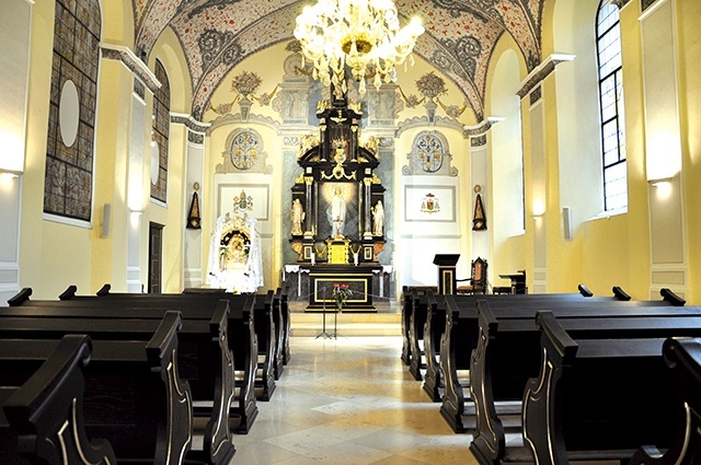 Po kasacie zakonu cystersów i przekształceniu kościoła w świątynię parafialną odbywały się tu nabożeństwa  w języku polskim.