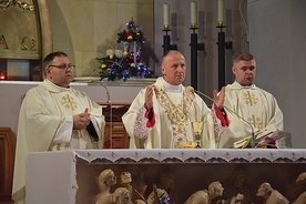 Biskup radomski razem z proboszczem ks. Markiem Plewniakiem (pierwszy z lewej).
