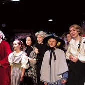 	W „A Christmas Carol 3.0” wszyscy aktorzy zagrali znakomicie, ale na szczególne uznanie zasługuje brawurowa kreacja 19-letniego Patryka Bryndzy (w czerwonym szlafroku), który wcielił się w postać Ebenezera Scrooge’a.