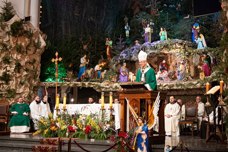 9 grudnia metropolita katowicki przewodniczył Mszy św. w Katowicach-Panewnikach.