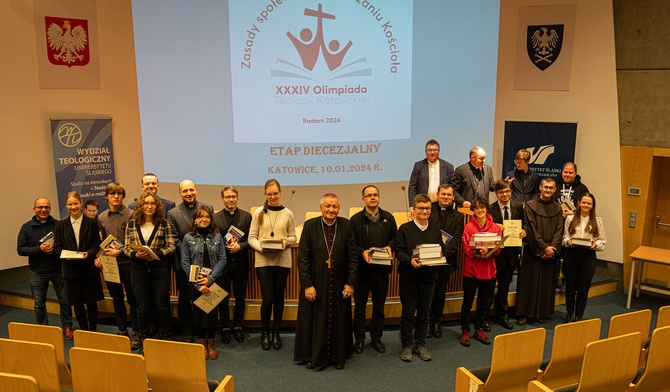 Nagrody uczestnikom etapu diecezjalnego wręczył bp Adam Wodarczyk.