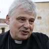 Kard. Krajewski otworzył w Neapolu łaźnię i pralnię Papieża Franciszka