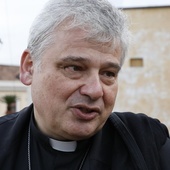 Kard. Krajewski otworzył w Neapolu łaźnię i pralnię Papieża Franciszka