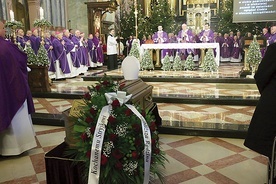 	Za zmarłego 5 stycznia hierarchę w sobotę 13 stycznia modlili się bracia kapłani.