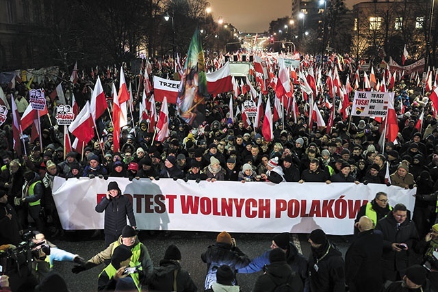 11 stycznia w Warszawie odbyła się wielka manifestacja przeciwników działań rządu pod hasłem „Protest wolnych Polaków”.