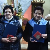 Jadwiga Świerczek (z lewej) i Helena Filip (z prawej) z medalami Rycerstwa Niepokalanej. 