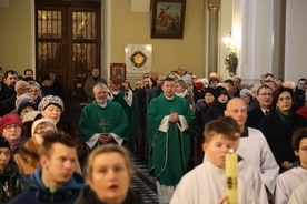 Uroczyste wniesienie ewangeliarza przez ks. Michała Powęskę.